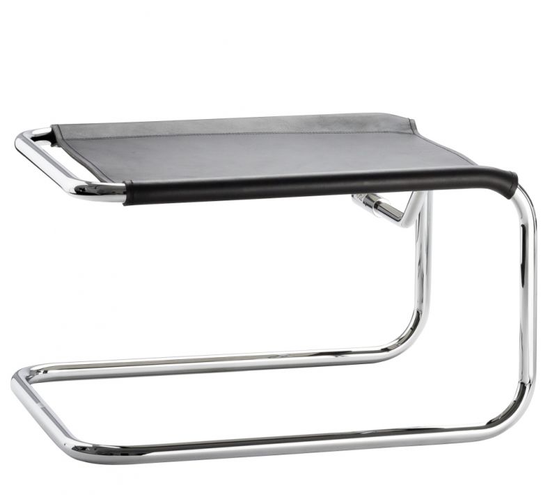 S 35 LH Hocker von Thonet mit schwarzer Lederauflage und verchromtem Stahlrohrgestell.